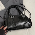 Borsa bowling in pelle nera lucida con lettere a rilievo e cuciture di tendenza - Nero - Senza Ciondolo
