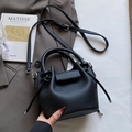 Bolso cubo minimalista negro con patrón de lichi, asas con nudo y correa ajustable - Negro - Sin Colgante