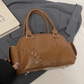Borsa a bauletto rétro in ecopelle marrone lucida con eleganti cuciture a contrasto - Marrone - Senza Ciondolo