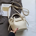 Bolso tipo cubo blanco crema con grano de litchi, asa y bandolera ajustable - Blanco Roto - Sin Colgante