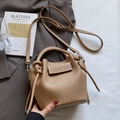 Bolso saco caqui con estampado de lichi, pliegues elegantes y correa ajustable - Caqui - Sin Colgante