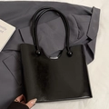 Sac seau minimaliste en cuir verni noir brillant avec détails sphériques élégants - Noir - Sans Pendentif
