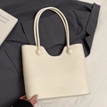 Sac seau minimaliste en cuir blanc crème avec des ferrures en forme de boule dorée - Blanc sans Pendentif
