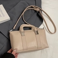 Borsa beige in pelle PU testurizzata con tracolla e dettagli in metallo argento - Rosa Polvere (Senza Ciondolo)