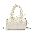 Detalle del bolso cilíndrico blanco con acolchado de corazón y asa de nube plisada - Blanco