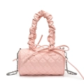 Bolso Boston rosa acolchado corazón con asa rizada y detalle de lazo en fondo blanco - Rosa
