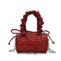 Detalle del bolso cilíndrico rojo con acolchado de corazones y asa fruncida elegante - Rojo