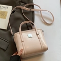 Borsa a secchiello rosa pallido lucida con texture increspata e logo argento - Senza Ciondolo / Rosa