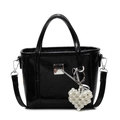 Borsa a secchiello minimalista in vernice nera con ciondolo a cuore e tracolla - Con Pendente a Cuore di Perle / Nero