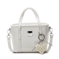 Elegante borsa a secchiello bianca con ciondolo a cuore in perle e finitura lucida - Con Pendente a Cuore di Perle / Bianco Sporco