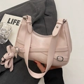 Bolso de hombro rosa estilo dumpling en piel sintética con hebillas plateadas - Rosa - Sin Colgante