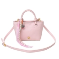Sac seau rose cerise avec motifs gaufrés et détail de breloque en cœur - Rose