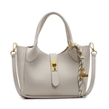 Borsa a secchiello beige in pelle con foulard di seta e ciondolo a cane d'oro - Bianco Sporco