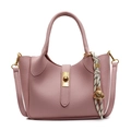 Elegante borsa a secchiello rosa con motivo litchi, chiusura dorata e ciondolo a forma di orsetto - Rosa