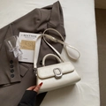 Elegante cremefarbene kleine quadratische Handtasche aus Leder mit Silberschnalle - Gebrochenes Weiß