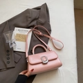 Rosafarbene Lackleder-Umhängetasche mit Silberschnalle und verstellbarem Riemen - Rosa