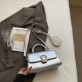 Silberne quadratische Handtasche aus Knitterleder mit Schnalle und Umhängeriemen - Silber