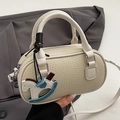 Mini borsa Boston minimalista bianco off-white con ciondolo decorativo a cavallo - Bianco Crema + Cavallo PU