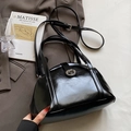 Sac à main noir brillant en forme de coquillage avec fermoir rotatif argenté et bandoulière - Noir (Sans Pendentif)