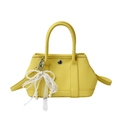 Borsa a secchiello in pelle giallo brillante con ciondolo a perla e nastro di pizzo - Piccolo / Giallo