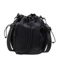 Borsa a secchiello in nylon nero con coulisse, tasca a rete e tracolla regolabile - Nero