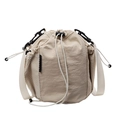 Borsa a secchiello in nylon beige con coulisse, tasca a rete e tracolla larga - Bianco Sporco