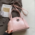 Élégant sac à main rose clair brillant en PU avec fermoir argenté et bandoulière réglable - Rose (Sans Charme)