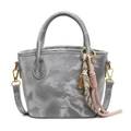 Bolso cubo gris plata con textura de mármol, asas doradas y colgante de hoja - Plateado