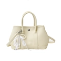 Sac seau chic en cuir litchi beige avec poignées à anneaux et breloque noeud en perle - Grand / Blanc Cassé