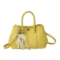 Sac seau jaune vif minimaliste avec charm nœud en dentelle perlée et texture litchi - Grand / Jaune
