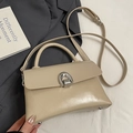 Minimalistische beige Tasche aus Ölwachsleder mit silberner Hufeisenschnalle - Khaki - Ohne Anhänger