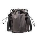 Neutrale graue Beuteltasche mit Kordelzug, verstellbarem Schultergurt und Netztasche - Grau