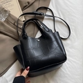 Sac seau noir chic à motif crocodile avec poignée supérieure et bandoulière réglable - Noir Sac simple