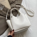 Sac seau chic blanc crème avec texture crocodile et bandoulière réglable - Blanc cassé Sac simple