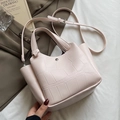 Sac seau rose effet crocodile avec détails argentés et bandoulière réglable - Sac Rose