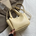 Sac à main élégant crème à motif crocodile avec texture cuir et anses supérieures - Sac Jaune