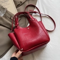 Sac seau en cuir rouge embossé crocodile avec poignée et bandoulière réglable - Style Sac Rouge