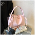 Detailansicht der rosa Tasche mit Litschi-Muster, Kordelzug und abnehmbarem Gurt - Einheitsgröße / Rosa