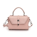 Bolso de mano rosa pálido de cuero con textura tejida y hebilla de metal - Rosa