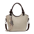 Elegante borsa a secchiello beige con manici marrone scuro e ciondoli in corda - Bianco Sporco