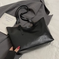 Minimalistische schwarze Shopper-Tasche aus glänzendem Ölwachsleder für den täglichen Weg - Schwarz - Ohne Anhänger