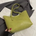 Minimalistische avocado-grüne Shopper-Tasche mit Litschi-Struktur und silberner Schnalle - Grün - Ohne Anhänger