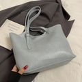 Minimalistische hellgrau-blaue Tragetasche aus Leder mit verstellbarem Riemen für den Alltag - Blau - Ohne Anhänger