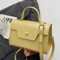 Sac carré minimaliste en similicuir jaune clair avec poignée et boucle métallique - Jaune (Sans Pendentif)