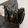 Klassische schwarze Lederhandtasche mit goldener Hardware und verstellbarem Riemen - Schwarz - Ohne Anhänger