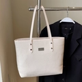 Minimalistische beige Tragetasche mit gewebter Textur und eleganten Griffen - Ohne Anhänger / Weiß