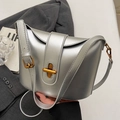 Minimalistische silberne Beuteltasche aus Öl-Wachsleder mit goldenem Drehverschluss - Silber - Ohne Anhänger