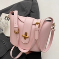 Rosafarbene Schultertasche aus Kunstleder mit verstellbarem Riemen und Drehverschluss - Rosa - Ohne Anhänger