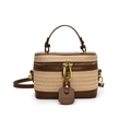 Beige Strohhandtasche im Vanity-Case-Stil mit braunem Lederbesatz und Schultergurt - Kakaobraun