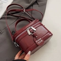 Borsa a tracolla bordeaux stile retrò a scatola con trama cerata e finiture argento - Stile di base / Rosso